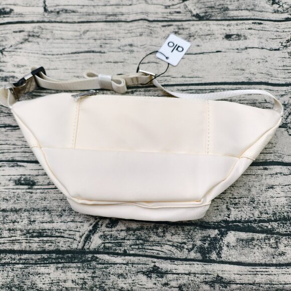 ALO Yoga Explorer Fanny Pack - Adjustable Strap, 3L Capacity, Gunmetal - Picture 3 of 5